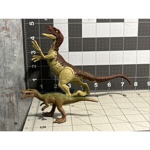 Jurassic World Dino Escape Velociraptor Figure + Mini Dinosaur Figure